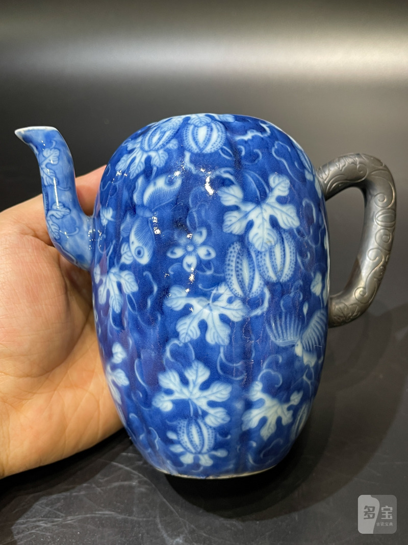 清道光 青花留白瓜瓞绵绵纹瓜棱形壶 - 图6